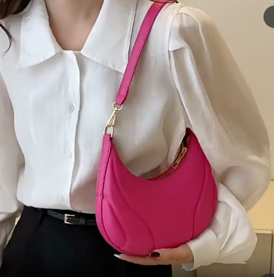 Sac femme rose demi-lune, petit modèle en similicuir, idéal comme accessoire mode chic pour soirée