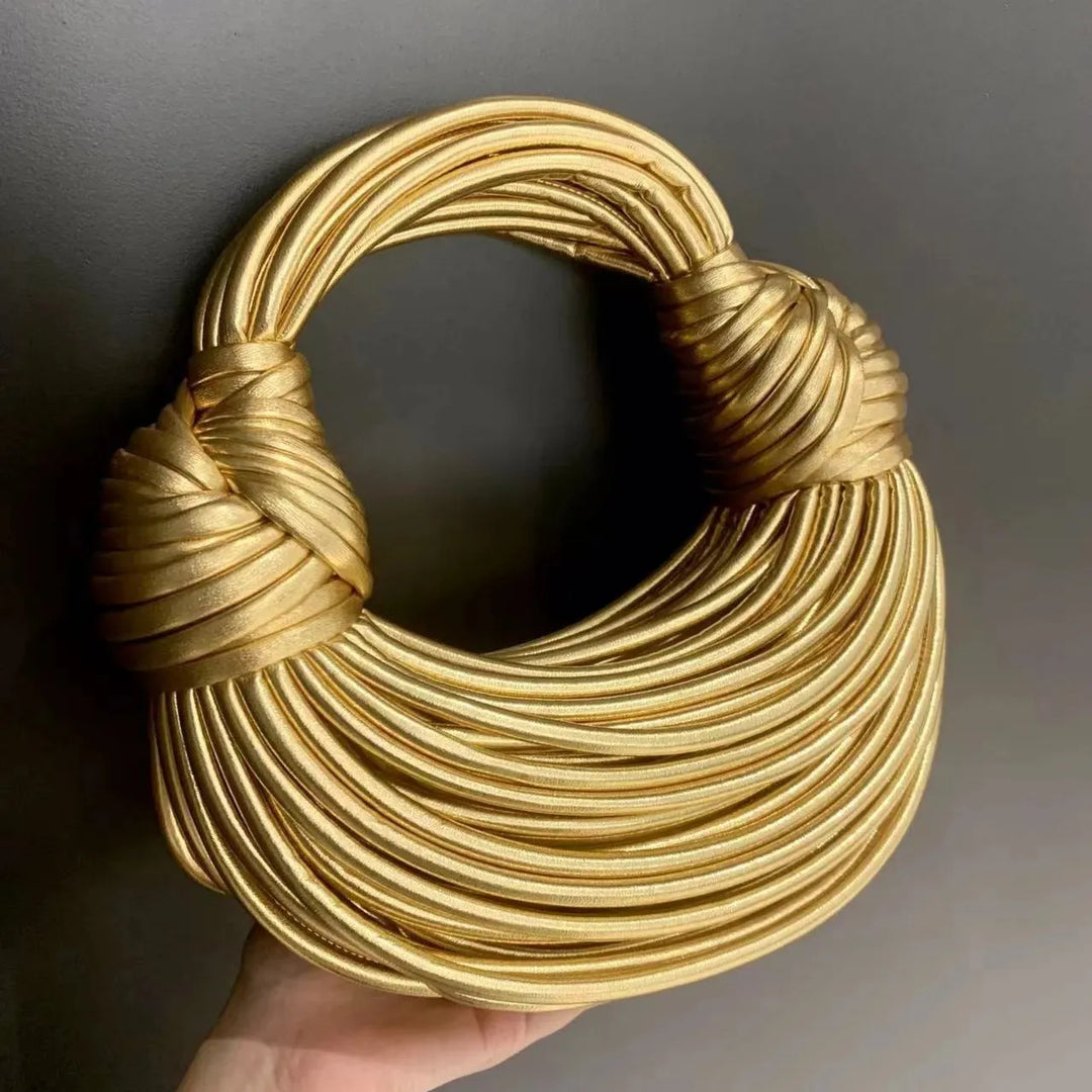 Petit sac à main doré élégant pour femme avec bandoulière, idéal pour une soirée chic.
