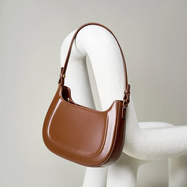 Sac bandoulière petit format pour femme, en cuir rouge bordeaux, ajout de couleur vif à la tenue
