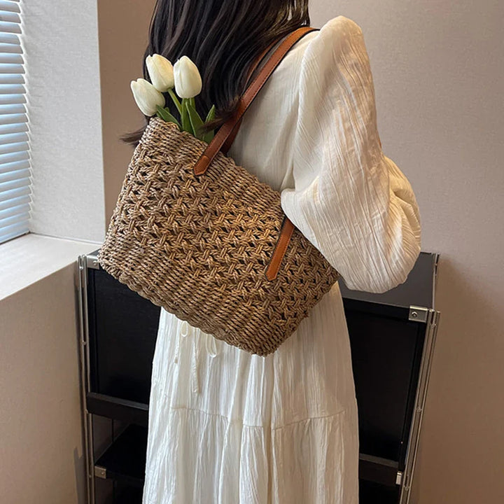 Sac à main paille élégant et compact, porté épaule femme style bohème.