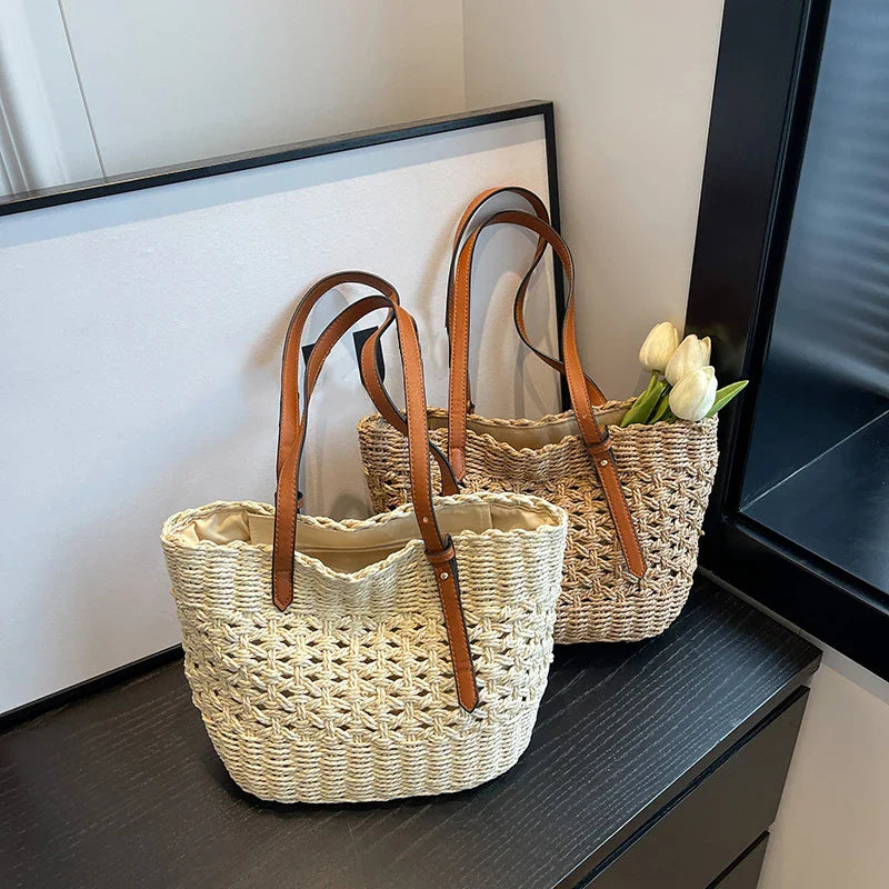 Accessoire été naturel: petit sac à main en paille pour femme.