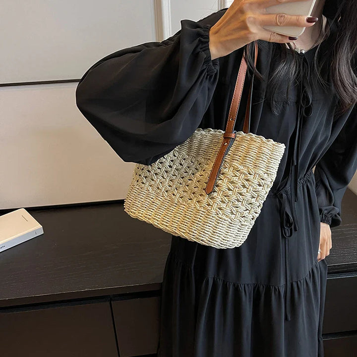 Sac à main paille femme chic, compact et naturel, parfait pour l'été.