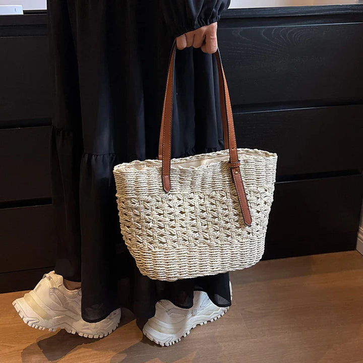 Charmant sac à main en paille naturel pour femme, style bohème chic d'été.