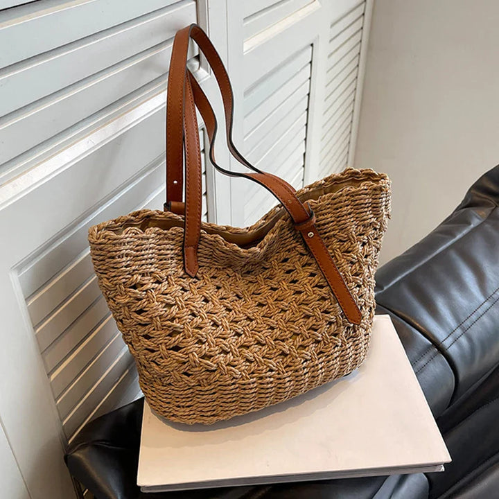 Sac à main compact en paille tressée pour femme, accessoire élégant d'été.