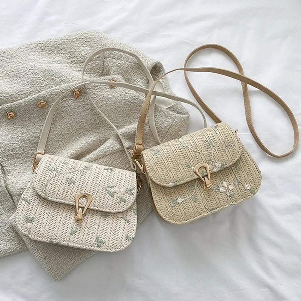 Sac femme en paille tressée, petit format, style bohème avec détails floraux, idéal pour les tenues d'été.