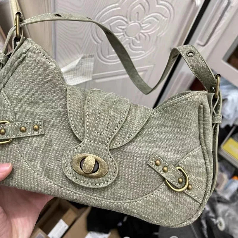 Sac à main en toile robuste couleur verte, parfait pour accompagner une tenue décontractée, style vintage chic.