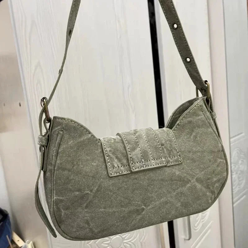 Sac femme en canvas vert olive, petit format, avec anse double et bandoulière, idéal pour un look décontracté.