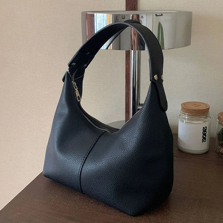 Sac à main chic en similicuir, petit format, accessoire mode élégant pour femme. Style moderne.