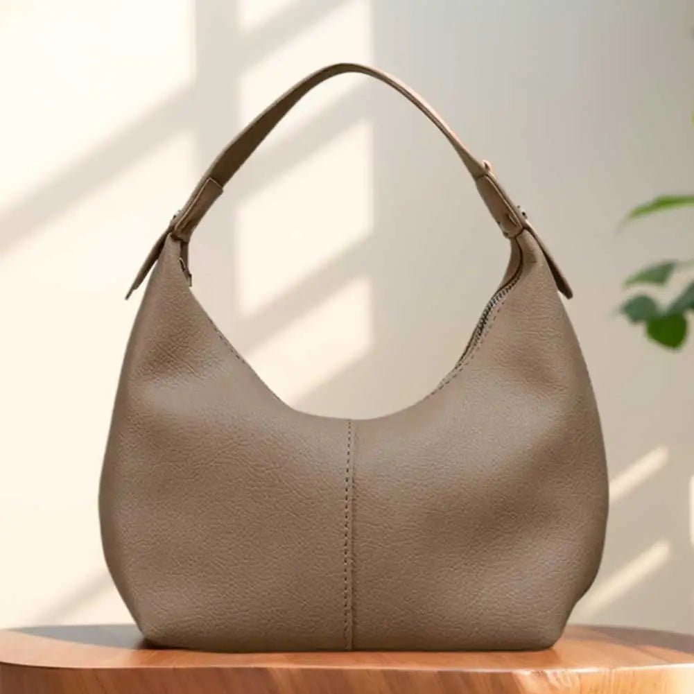 Petit sac porté épaule femme en similicuir, accessoire mode élégant et pratique. Indispensable.