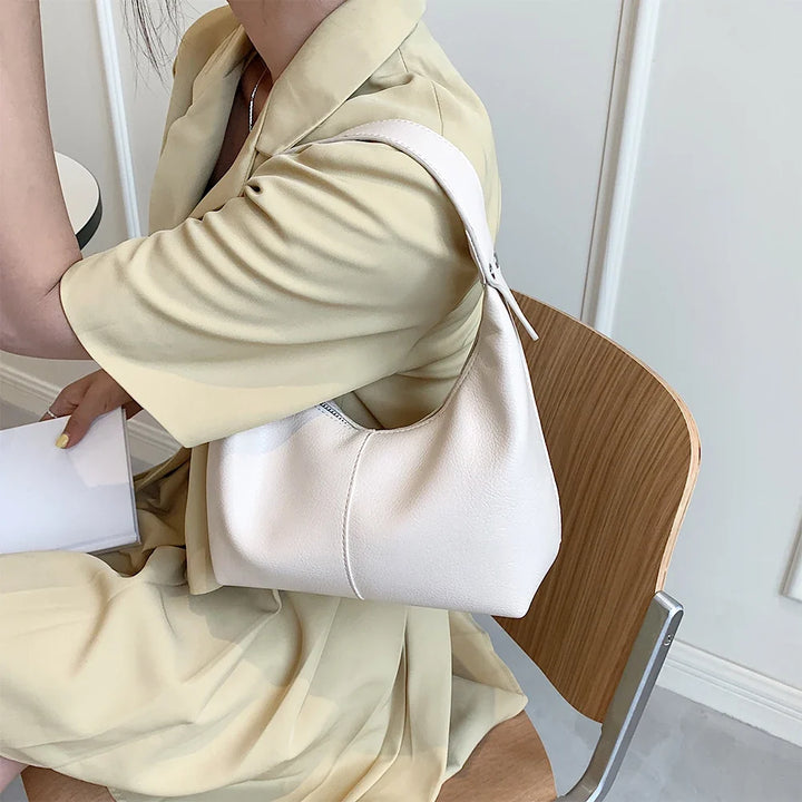 Sac à main élégant pour femme, petit et chic, idéal pour un look sophistiqué. En similicuir.