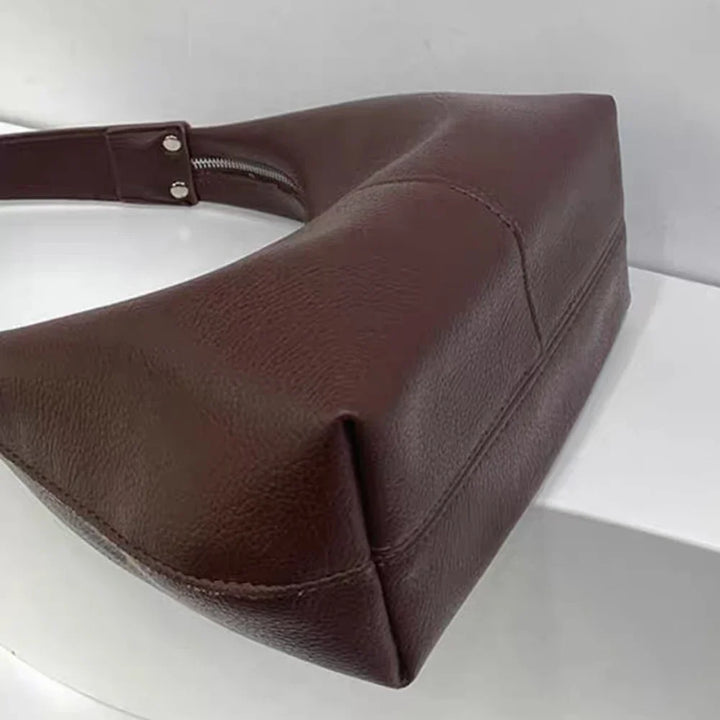 Sac porté épaule polyvalent en similicuir, petit sac à main chic pour femme moderne. Tendance.