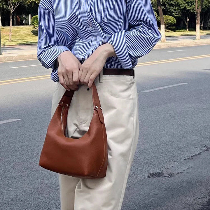 Petit sac à main femme élégant, porté épaule, accessoire mode intemporel en similicuir. Qualité.