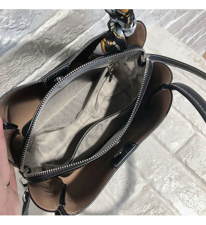Petit sac à main femme, cuir grainé italien. Élégant et pratique, un indispensable de la mode chic.