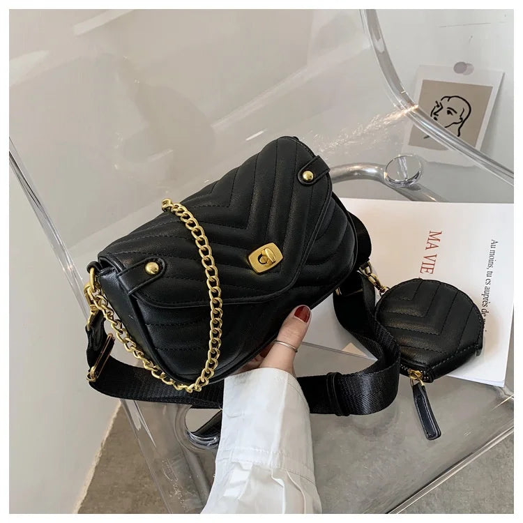 Vue détaillée d'un sac à main femme noir en cuir PU matelassé, rabat et bandoulière chaîne dorée.