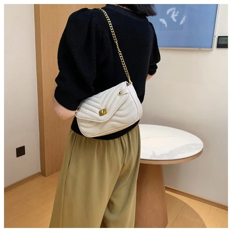 Ce sac à main femme en cuir PU noir matelassé avec chaîne dorée est un accessoire chic et pratique.