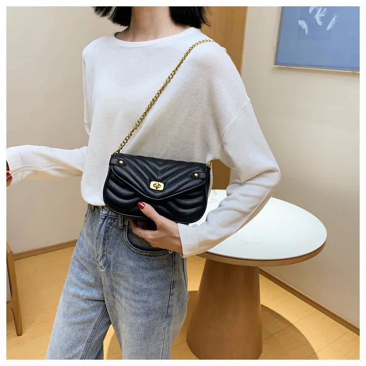 Sac à main femme bandoulière en cuir PU noir matelassé, avec chaîne dorée pour un style sophistiqué.