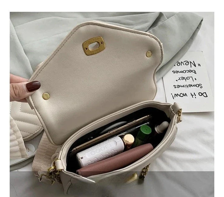 Petit sac à main femme en cuir PU noir, design matelassé et chaîne chic, idéal comme accessoire mode.