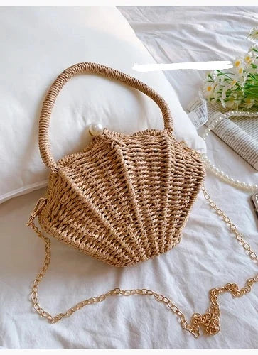 Petit sac à main femme en paille beige, design coquillage élégant. Idéal pour l'été, chic accessoire de mode.