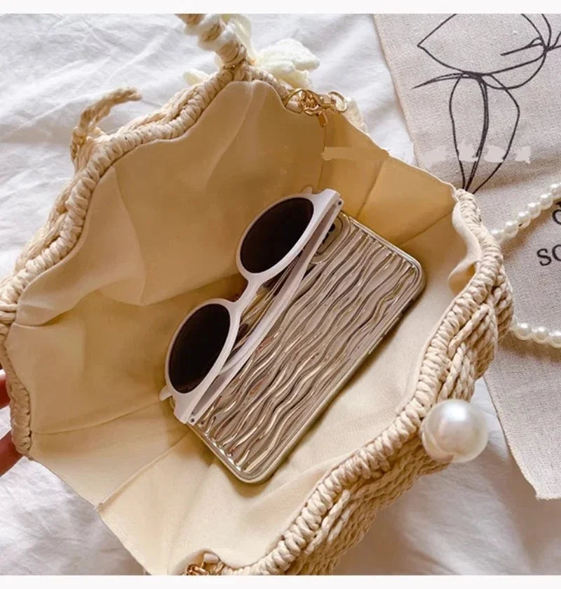 Sac à main élégant pour femme en paille beige naturelle. Motif coquillage distinctif, un accessoire chic parfait pour l'été.