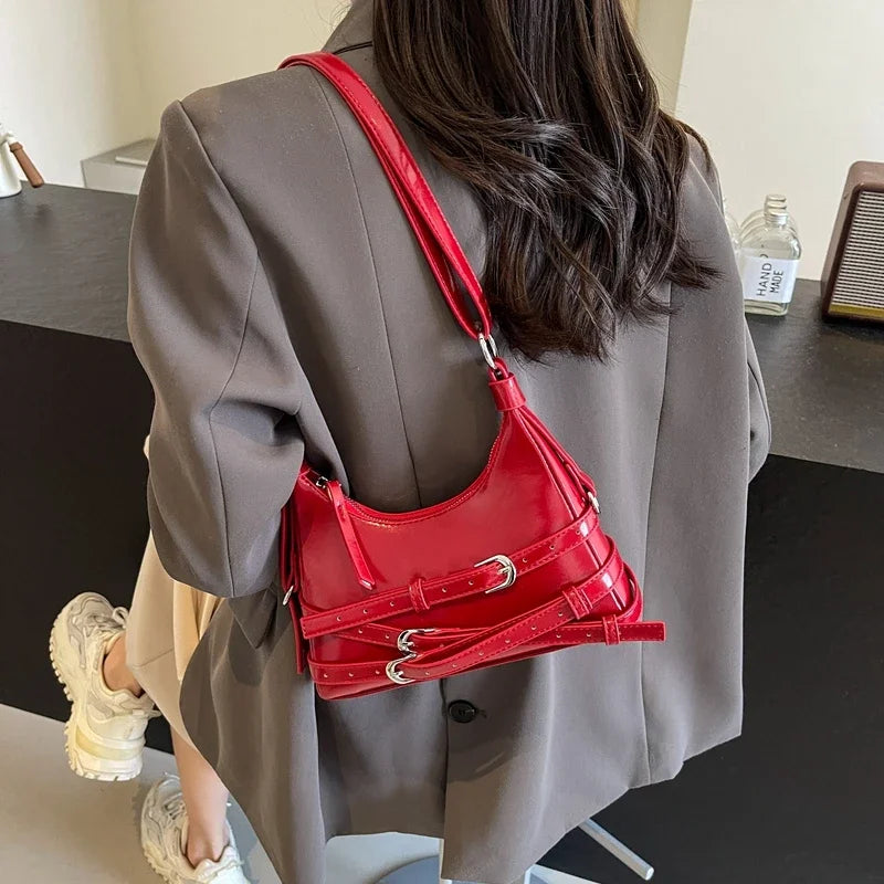 Petit sac à main femme tendance en similicuir noir, style rock chic élégant, accessoire mode.