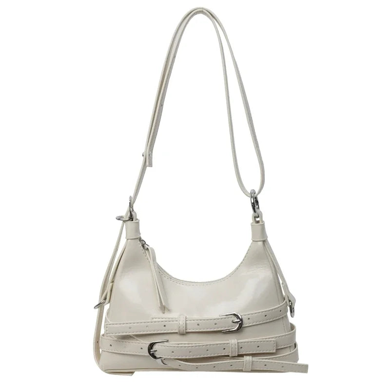Petit sac à main femme similicuir noir, style rock chic affirmé, accessoire mode pour un look tendance.