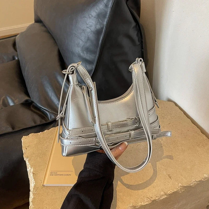Sac à main femme rock chic, petit modèle noir, idéal pour une tenue élégante et tendance.