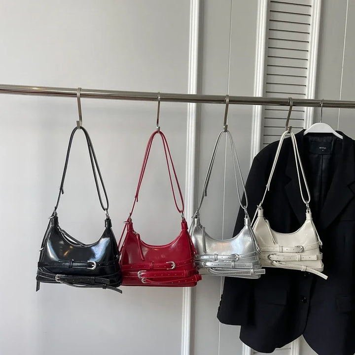 Détail texturé d'un petit sac à main femme noir, similicuir style rock chic, accessoire mode tendance.