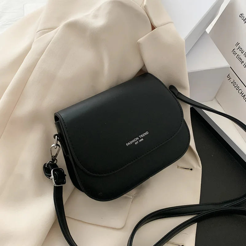 Petit sac à main élégant en similicuir pour adolescente, idéal mode ado et style jeune.
