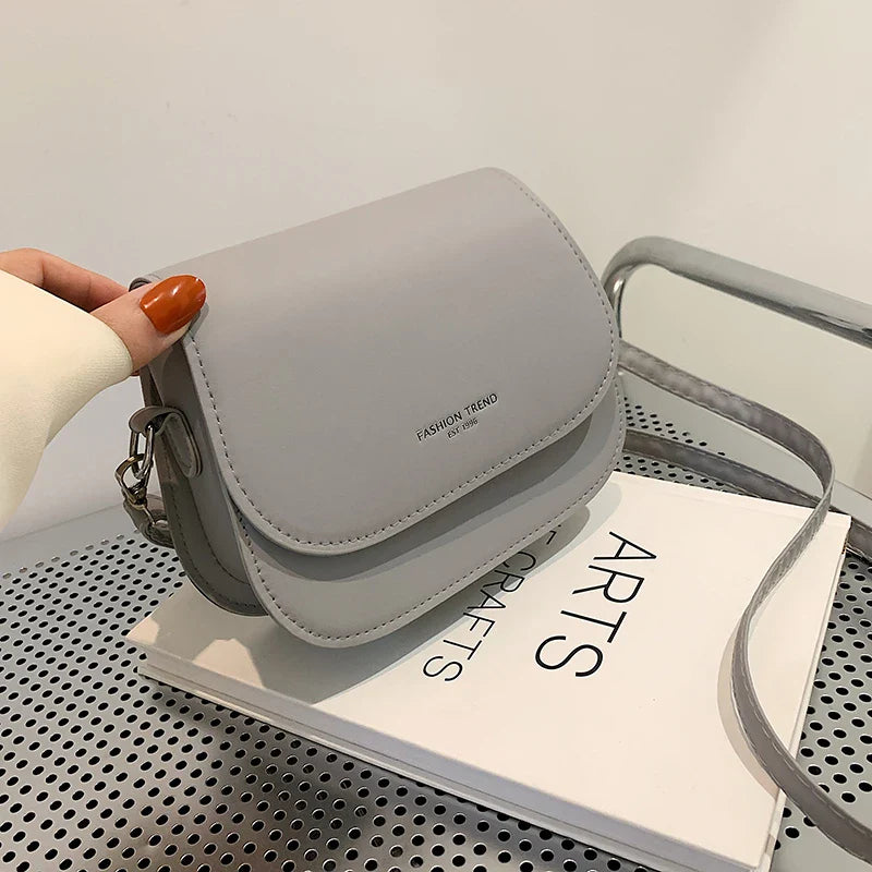 Sac bandoulière compact en similicuir pour fille adolescente, accessoire mode ado pratique et stylé.