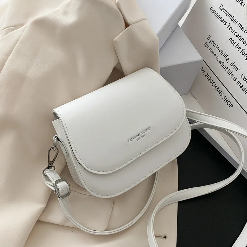 Sac à main élégant pour adolescente, petit format, en similicuir, accessoire chic pour mode jeune.