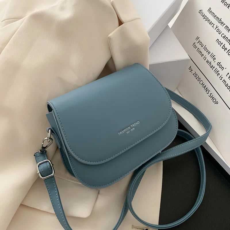 Petit sac bandoulière pratique en similicuir pour ado, sac fille indispensable pour un style jeune.
