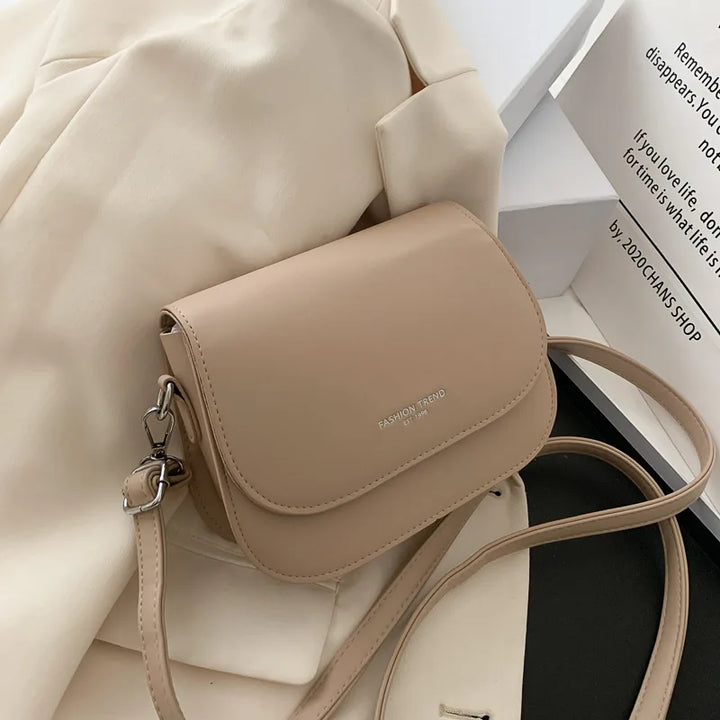 Sac à main moderne en similicuir pour jeune fille, petit sac bandoulière, mode ado et style contemporain.