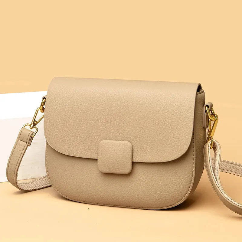 Petit sac à main élégant pour femme, beige, bandoulière fine amovible, idéal accessoire mode polyvalent.