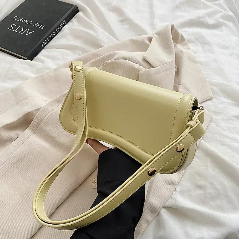 Sac à main compact mode pour femme en similicuir, parfait comme sac à épaule ou bandoulière.