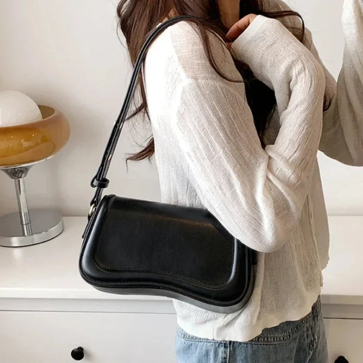 Élégant petit sac à main bandoulière pour femme, accessoire mode chic en similicuir résistant.
