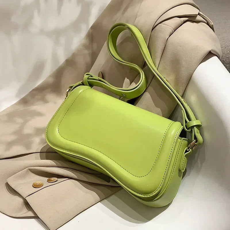Sac à épaule petit format pour femmes, aussi utilisable en bandoulière, en similicuir élégant.
