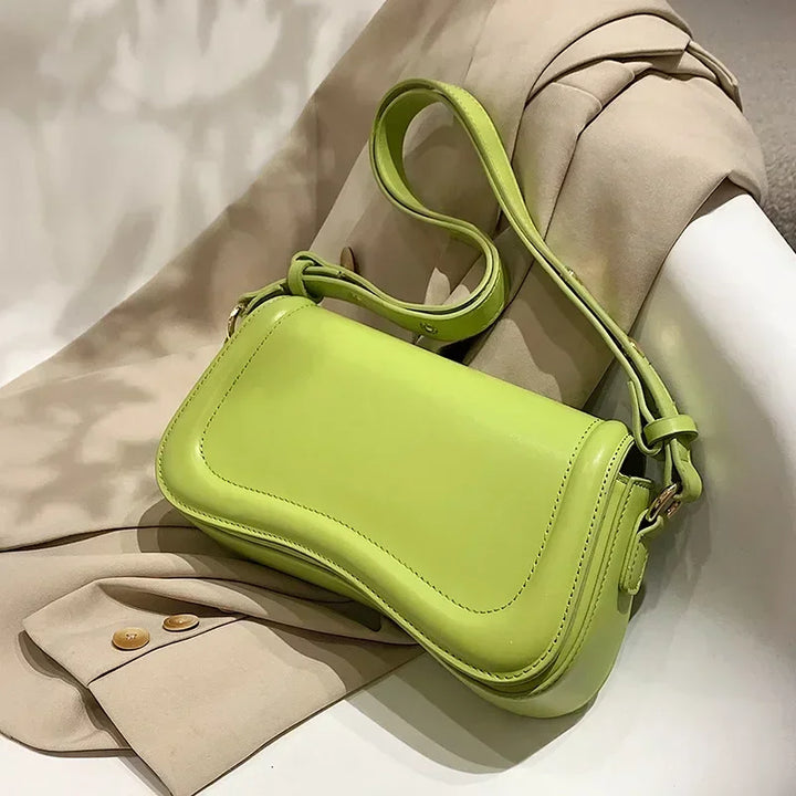 Sac à épaule petit format pour femmes, aussi utilisable en bandoulière, en similicuir élégant.