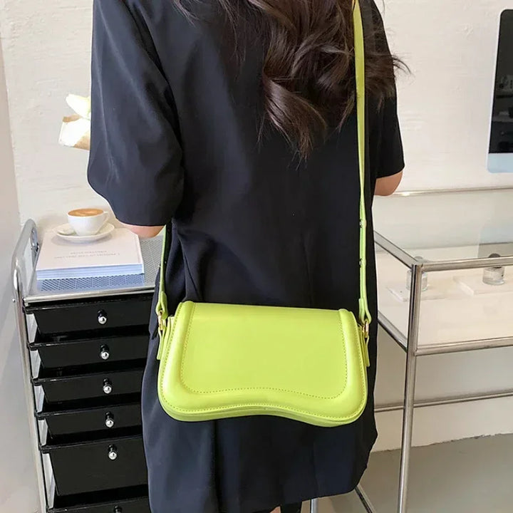 Sac à main compact et chic pour femmes, idéal pour sorties ou soirées, en similicuir de qualité.
