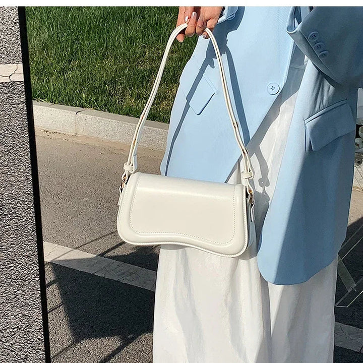 Petit sac à main moderne pour femme, design épuré, en similicuir, un accessoire mode essentiel.