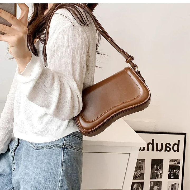 Sac à main élégant pour femme, petit format, en similicuir, accessoire féminin intemporel.