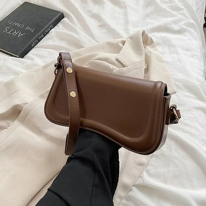 Sac bandoulière compact pour femme, en similicuir élégant, parfait comme sac à main mode ou épaule.