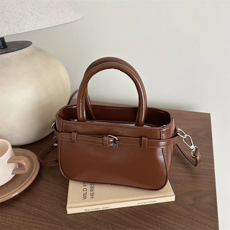 Petit sac à main marron chic en similicuir, élégant pour femme, avec bandoulière réglable.