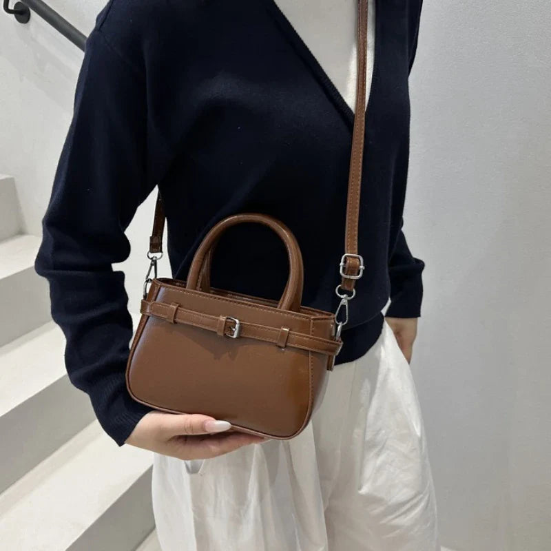 Petit sac à main écru tendance en similicuir, accessoire mode femme, avec bandoulière.