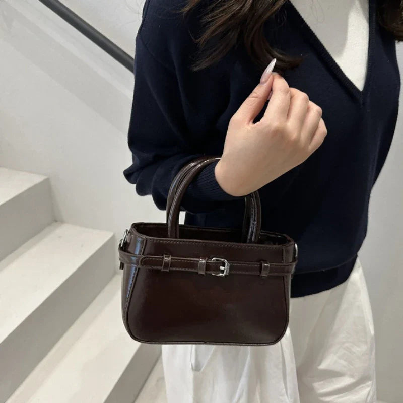 Sac à main femme marron en similicuir grainé, style élégant, accessoire chic.
