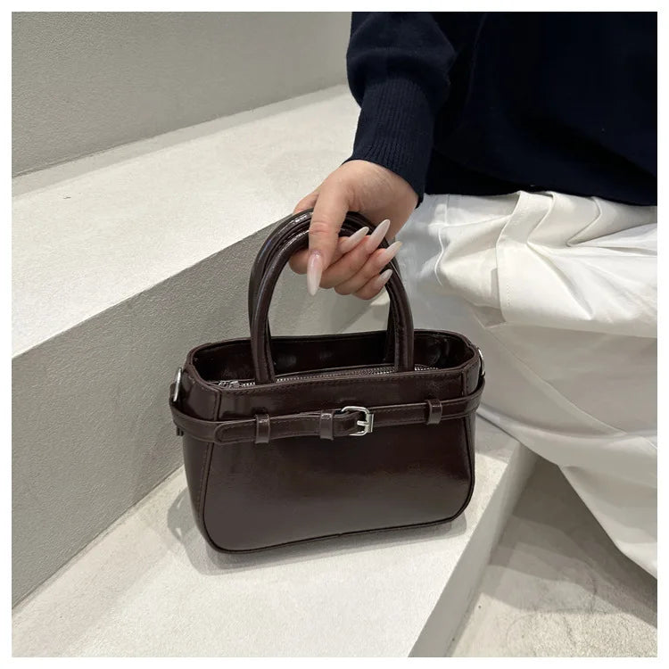 Sac bandoulière écru en similicuir lisse, petit format, accessoire mode féminin tendance.