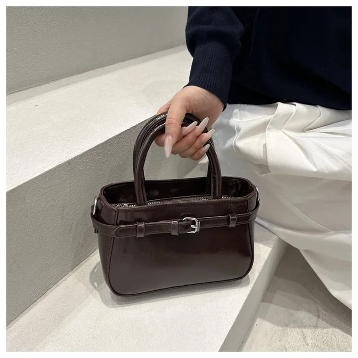 Sac bandoulière écru en similicuir lisse, petit format, accessoire mode féminin tendance.