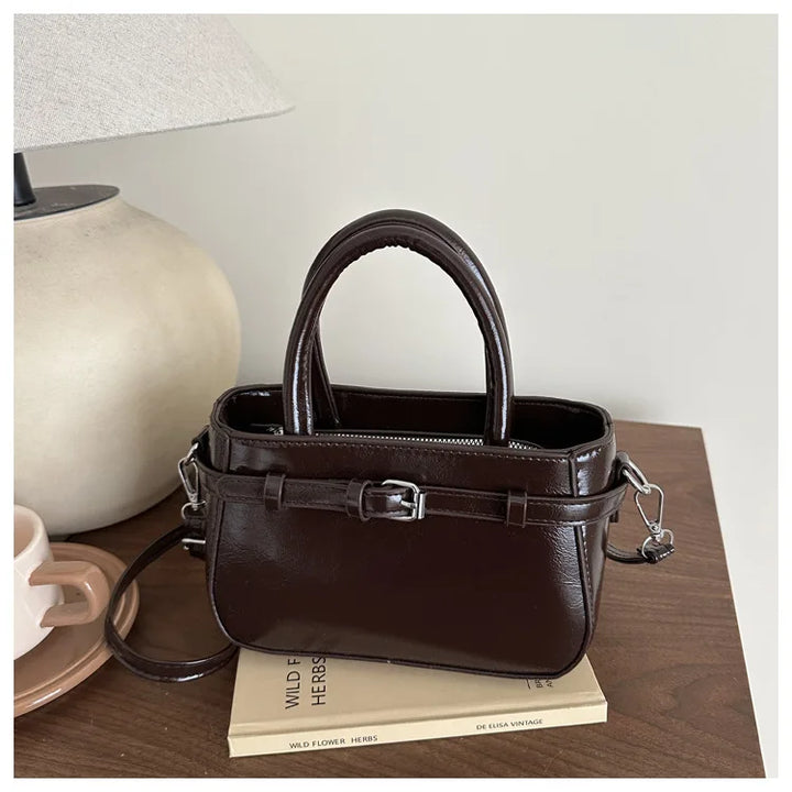 Petit sac à main femme chic et élégant, parfait pour les sorties, en similicuir marron.