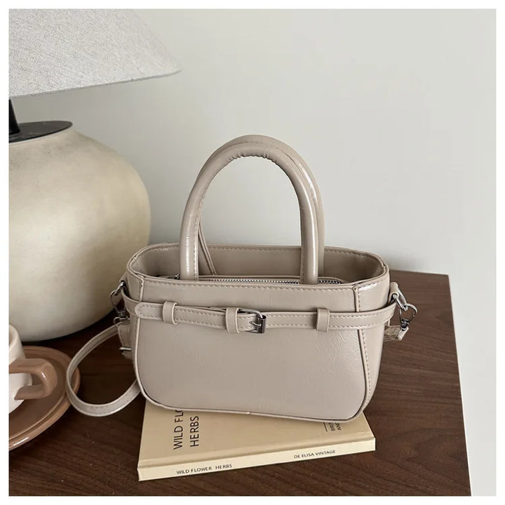 Sac bandoulière femme petit format écru, accessoire mode versatile en similicuir.