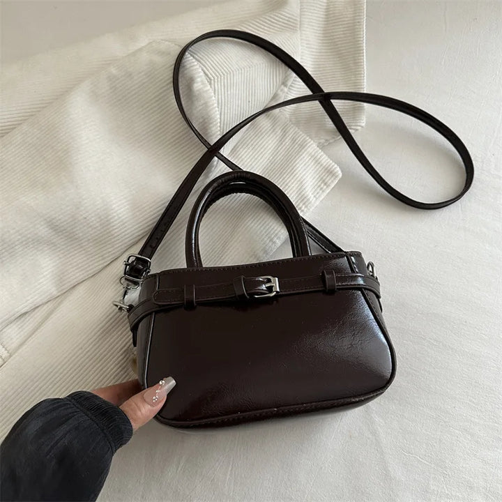 Sac à main marron en similicuir, petit format avec fermeture éclair, sac bandoulière élégant pour femme.