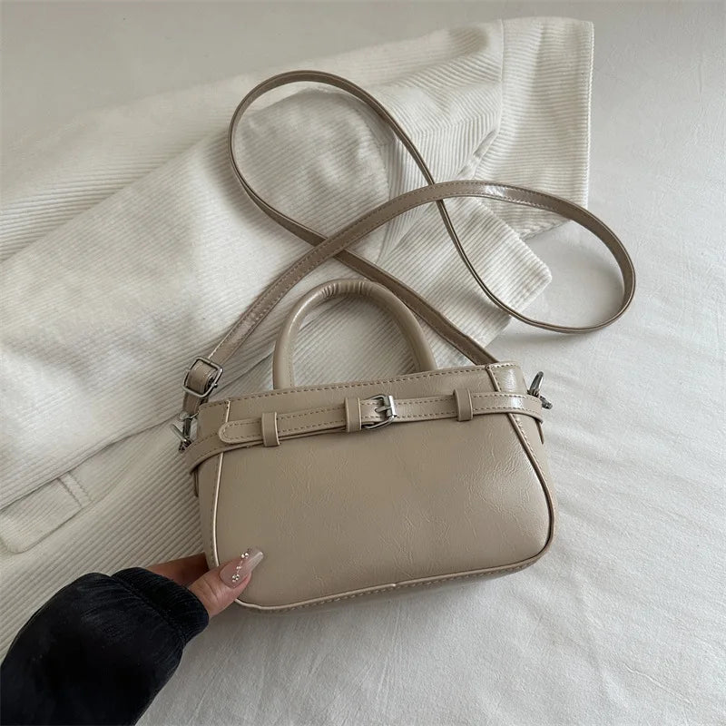 Sac à main écru en similicuir, petit format avec rabat et bandoulière, accessoire mode chic.